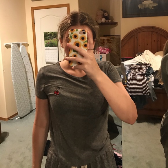 Gray tee shirt with cherries - Picture 3 of 3